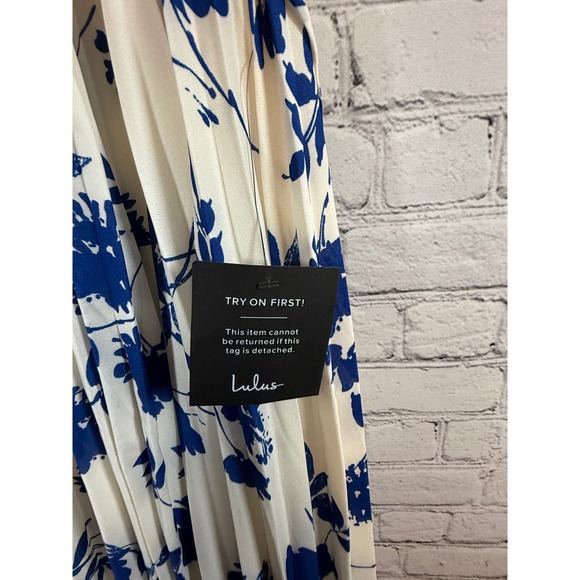 Lulu's Lindsie Blue Floral‎ Maxi Dress Pleated Sleeveless Ivory Blue Size M - Picture 5 of 5